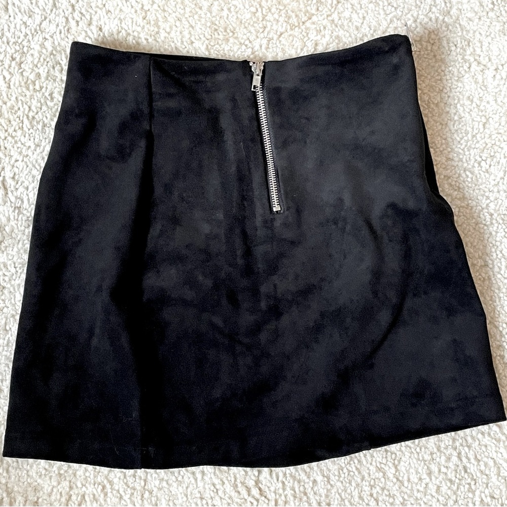 Forever 21 Women’s Black Velvet Mini Skirt With Front and Side Zipper Sz Small